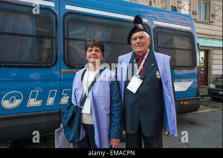 Turin, Italie. 18 avril, 2015. Place de la cathédrale Saint-Jean et le 18 avril 2015 -carénage d'ostension -bénévoles Crédit : Realy Easy Star/Alamy Live News Banque D'Images