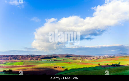 Paysage avec champs et ciel bleu à Ronneburg, Hesse Banque D'Images