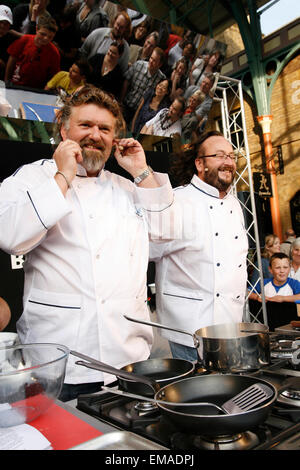 Les grands chefs de la télévision Hairy Bikers Simon King (avant) et David Myers la cuisson à Covent Garden London Banque D'Images