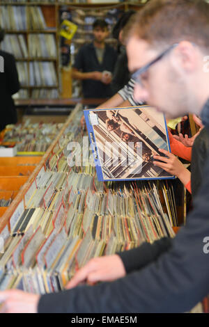 Berwick Street, Londres, Royaume-Uni. 18 avril 2015. La Journée des disquaires dans et autour de Berwick Street dans le quartier londonien de Soho. Avec de la musique live, des DJs et des éditions collector spécial pour le collectionneur de disques vinyle. © Matthieu Chattle/Alamy Live News Banque D'Images