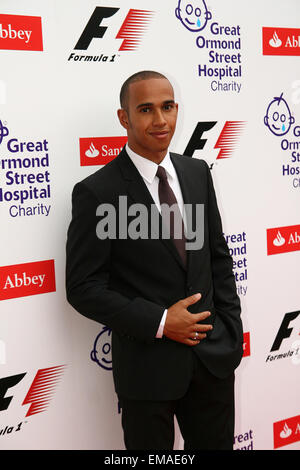 Pilote de Formule 1 Lewis Hamilton arrive au V&A pour l'hôpital Great Ormond Street de Formule Un dîner de charité à la veille du Grand Prix de Grande-Bretagne Londres Banque D'Images