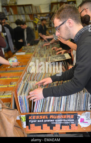 Berwick Street, Londres, Royaume-Uni. 18 avril 2015. La Journée des disquaires dans et autour de Berwick Street dans le quartier londonien de Soho. Avec de la musique live, des DJs et des éditions collector spécial pour le collectionneur de disques vinyle. © Matthieu Chattle/Alamy Live News Banque D'Images