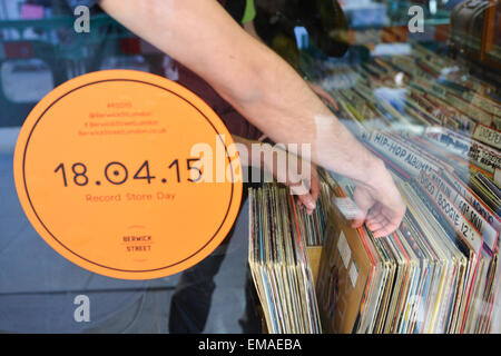 Berwick Street, Londres, Royaume-Uni. 18 avril 2015. La Journée des disquaires dans et autour de Berwick Street dans le quartier londonien de Soho. Avec de la musique live, des DJs et des éditions collector spécial pour le collectionneur de disques vinyle. Crédit : Matthieu Chattle/Alamy Live News Banque D'Images