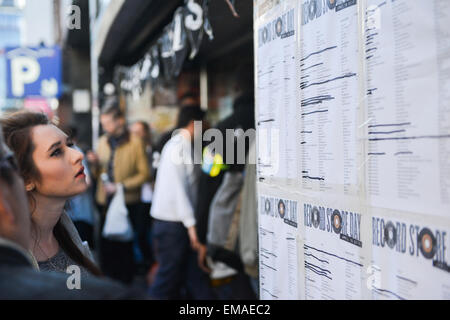 Berwick Street, Londres, Royaume-Uni. 18 avril 2015. La Journée des disquaires dans et autour de Berwick Street dans le quartier londonien de Soho. Avec de la musique live, des DJs et des éditions collector spécial pour le collectionneur de disques vinyle. Crédit : Matthieu Chattle/Alamy Live News Banque D'Images