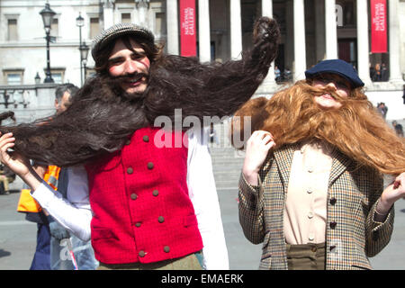 London UK. 18 avril 2015. Les participants vêtus de tweed, brogues et sportives moustaches longues à se préparer à l'Assemblée tweed cycle run à Londres Banque D'Images