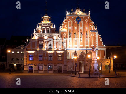 Maison des Têtes Noires, la place de l'Hôtel de Ville, statue de Roland, Rue et église Saint Pierre lit up at night, Riga, Lettonie Banque D'Images