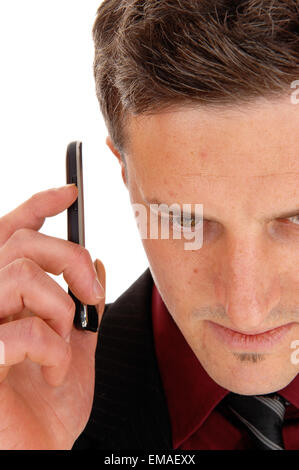 Gros plan d'un shoot d'un homme de l'avant en tenant son téléphone cellulaire sur son oreille, isolée pour fond blanc. Banque D'Images