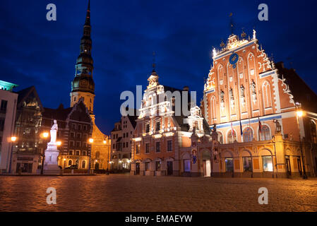 Maison des Têtes Noires, la place de l'Hôtel de Ville, statue de Roland, Rue et église Saint Pierre lit up at night, Riga, Lettonie Banque D'Images