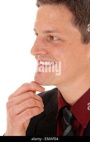 Un gros plan d'une jeune pousse face smiling man dans une chemise bourgogne, isolée pour fond blanc. Banque D'Images