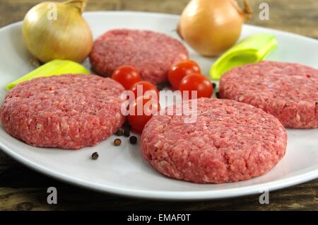 La viande de boeuf haché cru avec des oignons et des tomates Banque D'Images