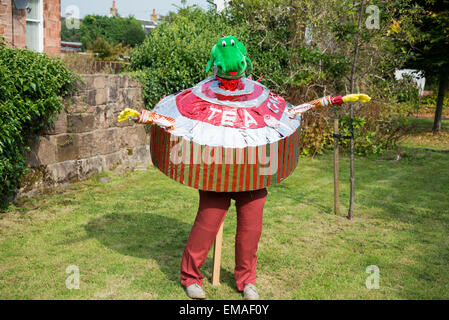 Un épouvantail sous la forme d'un la marque Tunnock Teacake with à l'extérieur d'une maison de prendre part à l'annuel festival village d'épouvantails. Banque D'Images