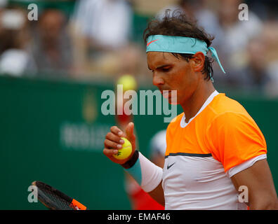 Monte-Carlo, Monaco. 18 avril, 2015. Rafael Nadal a perdu au numéro un mondial Novak Djokovic dans le S-finale avec un 6-3, 6-3 à Monte Carlo Country Club. Credit : Jimmy Whhittee/Alamy Live News Banque D'Images