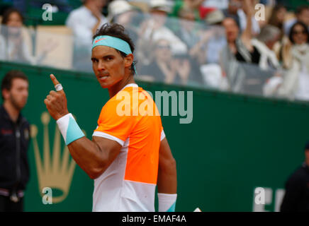 Monte-Carlo, Monaco. 18 avril, 2015. Rafael Nadal a perdu au numéro un mondial Novak Djokovic dans le S-finale avec un 6-3, 6-3 à Monte Carlo Country Club. Credit : Jimmy Whhittee/Alamy Live News Banque D'Images