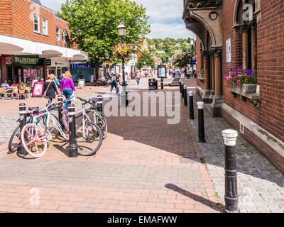 Une partie de la rue principale de Lewes menant vers la rivière Ouse Cliffe & High Street, Lewes, East Sussex. Banque D'Images