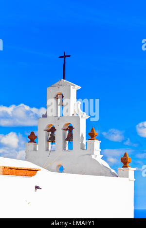 Église de San Bartolomé à Lanzarote sous ciel bleu Banque D'Images