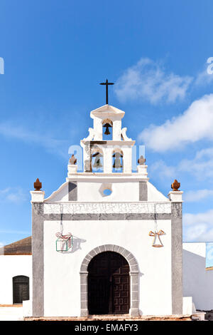 Église de San Bartolomé à Lanzarote sous ciel bleu Banque D'Images