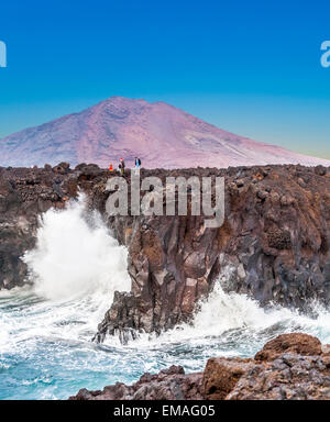 PLAYA BLANCA, Espagne - DEC 25, 2010 : les gens profiter de la magnifique côte de Los Hervideros avec d'énormes vagues à Playa Blanca, Espagne. Banque D'Images