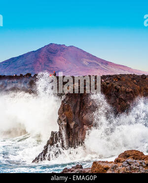 Belle côte à Los Hervideros avec d'énormes vagues à Playa Blanca, Espagne Banque D'Images