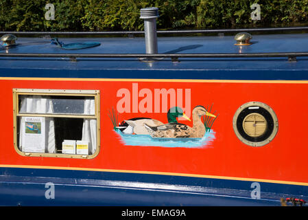 Fresque peinte sur le côté d'un étroit canal à Auchenstarry bateau de plaisance. Banque D'Images