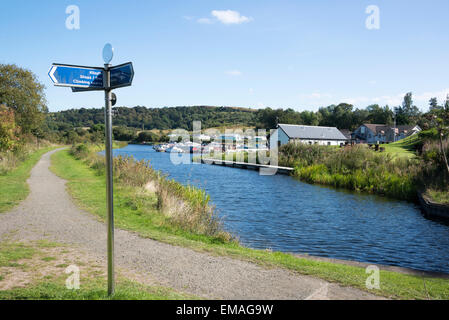 Forth et Clyde Canal à Auchinstarry marina. Banque D'Images