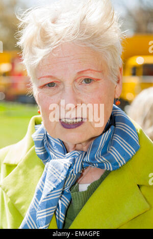 Créateur de mode de Dame Vivienne Westwood, traite de la la démocratie vs TTIP Journée d'action. Shepherds Bush Green London UK. Banque D'Images