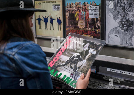 Londres, Royaume-Uni. 18 avril 2015. Les amateurs de musique vinyle recueillir de parcourir et d'acheter dans le célèbre Soho Berwick Street sur Record Store Day, 18 avril 2015. L'événement est une célébration de la musique dans un format physique, et reflète la reprise récente des ventes de musique en vinyle. Crédit : Stephen Chung / Alamy Live News Banque D'Images