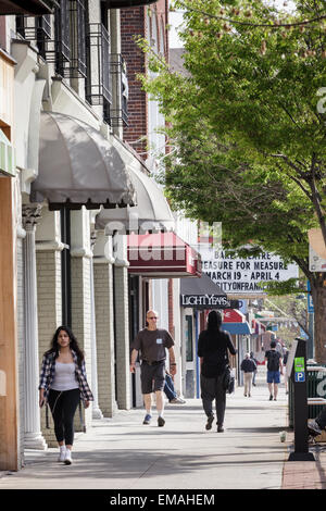 Shoppers sur Franklin Street, quartier des affaires de Chapel Hill, Caroline du Nord. Banque D'Images