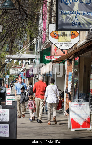 Shoppers sur Franklin Street, quartier des affaires de Chapel Hill, Caroline du Nord. Banque D'Images