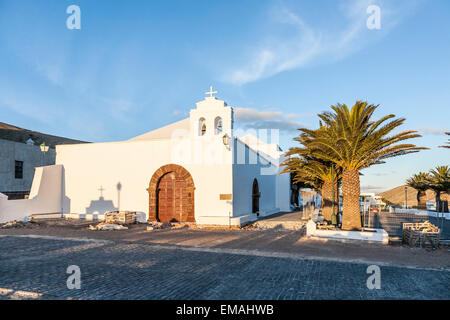 Église dans petit village de Puerto del Carmen en fin d'après-midi Banque D'Images