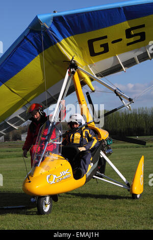 Shobdon, Herefordshire, Angleterre. 18 avril, 2015. La British Association Ulm ( BMAA ) les championnats nationaux ont lieu ce week-end à l'aérodrome de Shobdon en temps ensoleillé mais venteux. Les équipages sont définies les tâches impliquant la navigation, le temps de maintien et d'atterrissage des défis. Banque D'Images