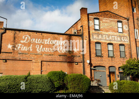 Les bâtiments en briques anciennes dans le centre ville, Durham, Caroline du Nord. Banque D'Images