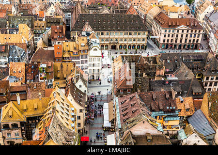 Vue aérienne de Strasbourg à la vieille ville avec des toits de tuiles rouges Banque D'Images