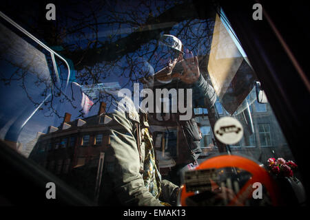 Amsterdam, Pays-Bas. Apr 17, 2015. Youssou (L) attend le départ de son bus pour Amsterdam. Un bus privé a été engagé pour le transport d'un groupe de 50 demandeurs d'asile qui se sont vu refuser des permis et qui ont été retirés de leur lieu de résidence, un vieux garage abandonné,. Credit : Willem Arriens/Alamy Live News Banque D'Images