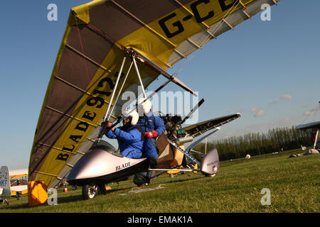 Shobdon Herefordshire UK 18 avril, 2015. La British Association Ulm ( BMAA ) les championnats nationaux à l'aérodrome de Shobdon en temps ensoleillé mais venteux. Les équipages sont définies les tâches impliquant la navigation, le temps de maintien et d'atterrissage des défis. Banque D'Images