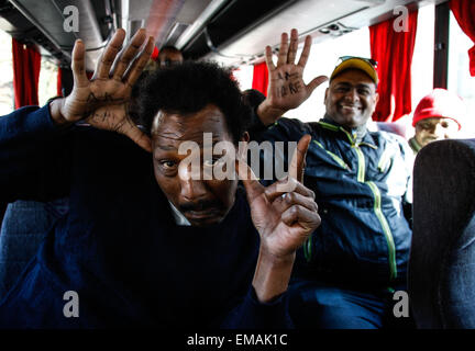 Amsterdam, Pays-Bas. Apr 17, 2015. Les demandeurs d'asile qui se sont vu refuser des permis de séjour aux Pays-Bas ont protesté pour la deuxième journée consécutive dans la capitale néerlandaise. Environ 50 réfugiés africains qui vivaient auparavant dans un garage abandonné à Amsterdam ont déménagé à un immeuble de bureaux inutilisés. Le propriétaire du bâtiment a engagé des poursuites. Jeudi, le même groupe a refusé l'occasion de protester devant le parlement. Credit : Willem Arriens/Alamy Live News Banque D'Images