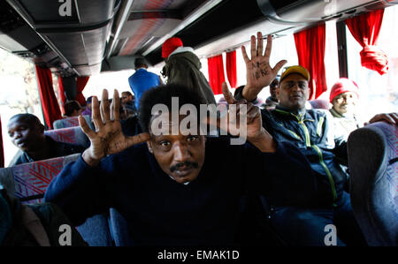 Amsterdam, Pays-Bas. Apr 17, 2015. Les demandeurs d'asile qui se sont vu refuser des permis de séjour aux Pays-Bas ont protesté pour la deuxième journée consécutive dans la capitale néerlandaise. Environ 50 réfugiés africains qui vivaient auparavant dans un garage abandonné à Amsterdam ont déménagé à un immeuble de bureaux inutilisés. Le propriétaire du bâtiment a engagé des poursuites. Jeudi, le même groupe a refusé l'occasion de protester devant le parlement. Credit : Willem Arriens/Alamy Live News Banque D'Images