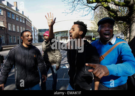 Amsterdam, Pays-Bas. Apr 17, 2015. Les demandeurs d'asile qui se sont vu refuser des permis de séjour aux Pays-Bas ont protesté pour la deuxième journée consécutive dans la capitale néerlandaise. Environ 50 réfugiés africains qui vivaient auparavant dans un garage abandonné à Amsterdam ont déménagé à un immeuble de bureaux inutilisés. Le propriétaire du bâtiment a engagé des poursuites. Jeudi, le même groupe a refusé l'occasion de protester devant le parlement. Credit : Willem Arriens/Alamy Live News Banque D'Images