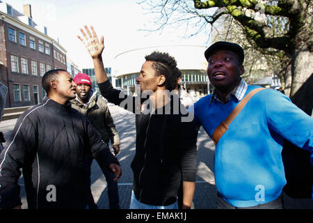 Amsterdam, Pays-Bas. Apr 17, 2015. Les demandeurs d'asile qui se sont vu refuser des permis de séjour aux Pays-Bas ont protesté pour la deuxième journée consécutive dans la capitale néerlandaise. Environ 50 réfugiés africains qui vivaient auparavant dans un garage abandonné à Amsterdam ont déménagé à un immeuble de bureaux inutilisés. Le propriétaire du bâtiment a engagé des poursuites. Jeudi, le même groupe a refusé l'occasion de protester devant le parlement. Credit : Willem Arriens/Alamy Live News Banque D'Images