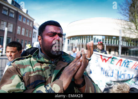 Amsterdam, Pays-Bas. Apr 17, 2015. Les demandeurs d'asile qui se sont vu refuser des permis de séjour aux Pays-Bas ont protesté pour la deuxième journée consécutive dans la capitale néerlandaise. Environ 50 réfugiés africains qui vivaient auparavant dans un garage abandonné à Amsterdam ont déménagé à un immeuble de bureaux inutilisés. Le propriétaire du bâtiment a engagé des poursuites. Jeudi, le même groupe a refusé l'occasion de protester devant le parlement. Credit : Willem Arriens/Alamy Live News Banque D'Images