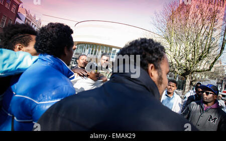 Amsterdam, Pays-Bas. Apr 17, 2015. Les demandeurs d'asile qui se sont vu refuser des permis de séjour aux Pays-Bas ont protesté pour la deuxième journée consécutive dans la capitale néerlandaise. Environ 50 réfugiés africains qui vivaient auparavant dans un garage abandonné à Amsterdam ont déménagé à un immeuble de bureaux inutilisés. Le propriétaire du bâtiment a engagé des poursuites. Jeudi, le même groupe a refusé l'occasion de protester devant le parlement. Credit : Willem Arriens/Alamy Live News Banque D'Images