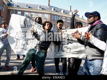 Amsterdam, Pays-Bas. Apr 17, 2015. Les demandeurs d'asile qui se sont vu refuser des permis de séjour aux Pays-Bas ont protesté pour la deuxième journée consécutive dans la capitale néerlandaise. Environ 50 réfugiés africains qui vivaient auparavant dans un garage abandonné à Amsterdam ont déménagé à un immeuble de bureaux inutilisés. Le propriétaire du bâtiment a engagé des poursuites. Jeudi, le même groupe a refusé l'occasion de protester devant le parlement. Credit : Willem Arriens/Alamy Live News Banque D'Images