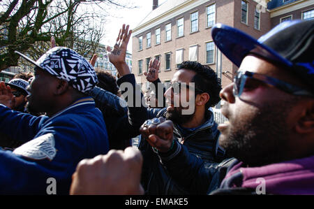 Amsterdam, Pays-Bas. Apr 17, 2015. Les demandeurs d'asile qui se sont vu refuser des permis de séjour aux Pays-Bas ont protesté pour la deuxième journée consécutive dans la capitale néerlandaise. Environ 50 réfugiés africains qui vivaient auparavant dans un garage abandonné à Amsterdam ont déménagé à un immeuble de bureaux inutilisés. Le propriétaire du bâtiment a engagé des poursuites. Jeudi, le même groupe a refusé l'occasion de protester devant le parlement. Credit : Willem Arriens/Alamy Live News Banque D'Images