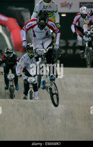 Manchester, UK. 18 avril, 2015. Evgeny Kleshchenko durant la qualification à mens chauffe BMX Supercross World Cup 2015 Round 1 au Centre National de cyclisme BMX Supercross avant 2015 Round 1 au Centre National de cyclisme Crédit : Dan Cooke/Alamy Live News Banque D'Images