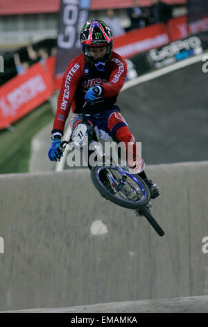 Manchester, UK. 18 avril, 2015. Connor Fields (USA) au cours de la qualification à mens chauffe BMX Supercross World Cup 2015 Round 1 au Centre National de cyclisme BMX Supercross avant 2015 Round 1 au Centre National de cyclisme Crédit : Dan Cooke/Alamy Live News Banque D'Images