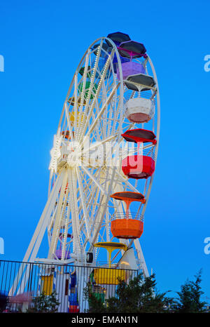 Une grande roue de façon juste la nuit Banque D'Images