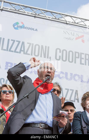 Rome, Italie. 18 avr, 2015. Domenico Pantaleo (R), Secrétaire général de la Fédération des travailleurs de la connaissance la CGIL. © Davide Fracassi/Pacific Press/Alamy Live News Banque D'Images