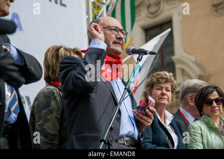 Rome, Italie. 18 avr, 2015. Domenico Pantaleo (R), Secrétaire général de la Fédération des travailleurs de la connaissance la CGIL. © Davide Fracassi/Pacific Press/Alamy Live News Banque D'Images