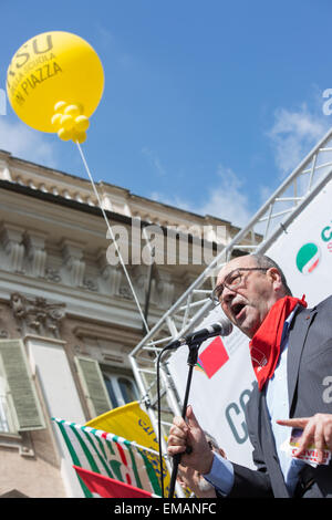 Rome, Italie. 18 avr, 2015. Domenico Pantaleo (R), Secrétaire général de la Fédération des travailleurs de la connaissance la CGIL. © Davide Fracassi/Pacific Press/Alamy Live News Banque D'Images