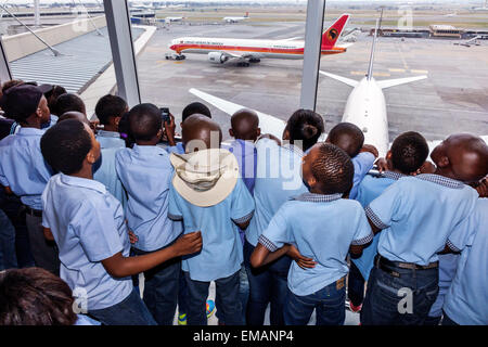 Johannesburg Afrique du Sud, O.Aéroport international R. Tambo, terminal, porte, tarmac, voyage de terrain de classe, Noir homme garçon garçons enfants enfants étudiants l Banque D'Images