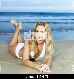 Jeune femme au Tropical Beach Banque D'Images